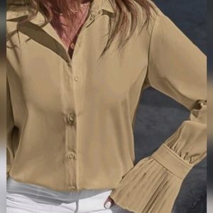 Blouse with pleated cuff shelves